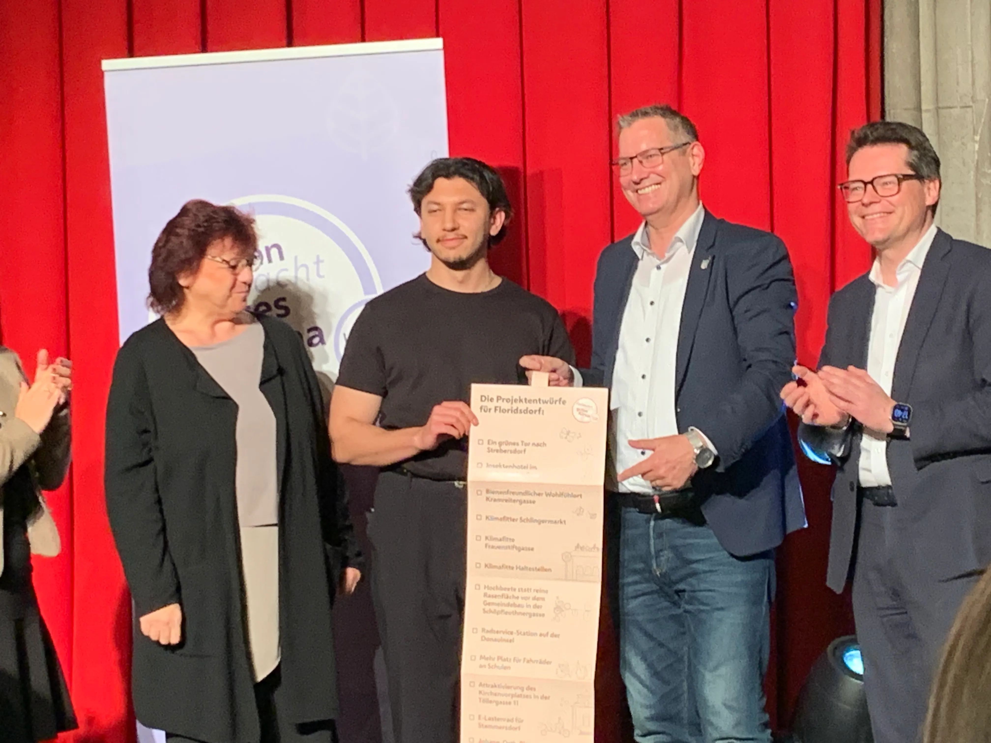 Klimaprojekte für den 21. Bezirk bekanntgegeben 18.12.2023; zwei Mitglieder der Jury, Bezirksvorsteher Georg Papai, Stadtrat Jürgen Czernohorsky
