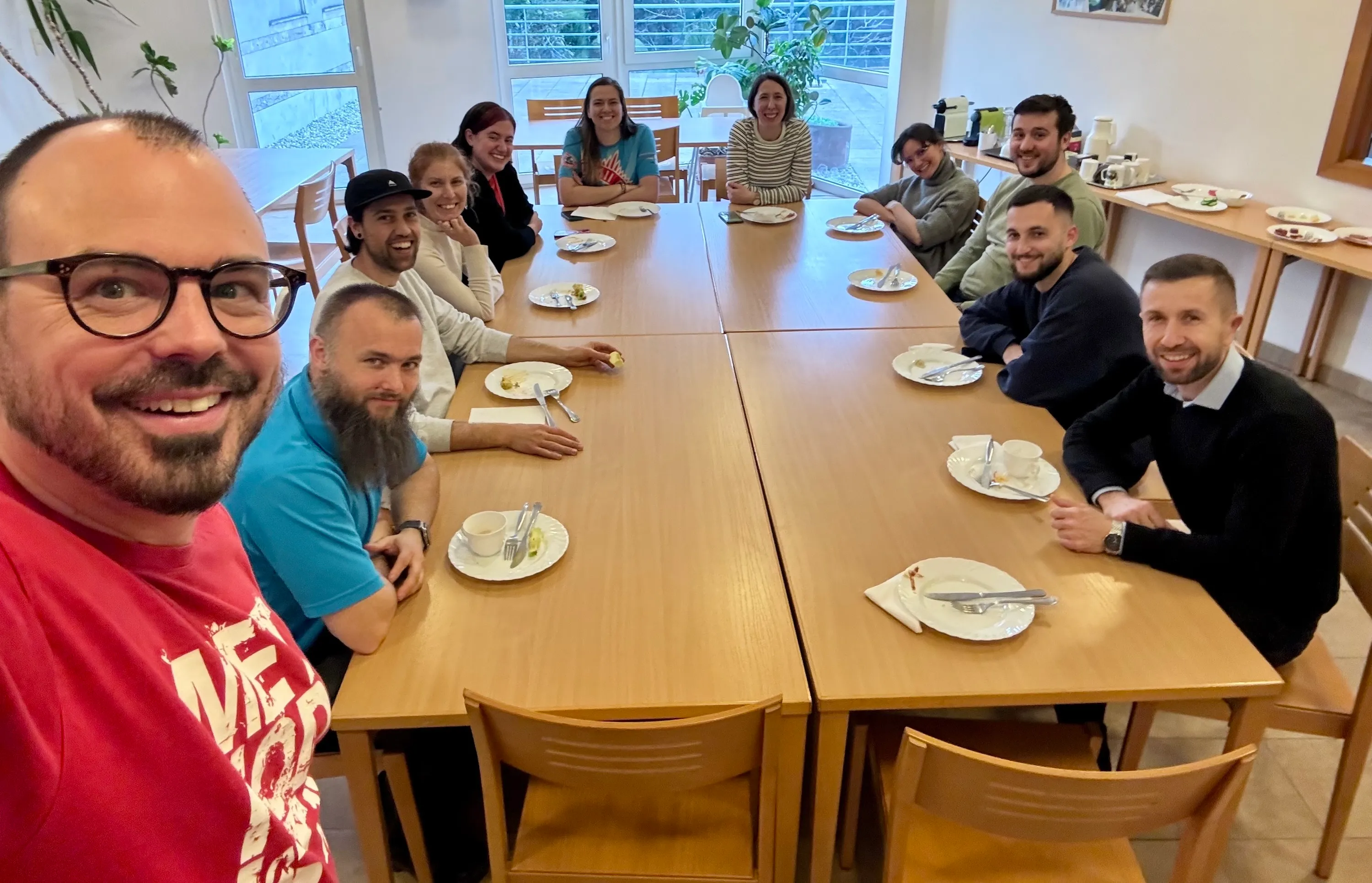 Mitglieder der Arbeitsgruppe Kinder und Jugend der Zentralkonferenz Mittel- und Südeuropa bei Tisch während ihres Treffens in Budapest 11.-13.04.2025. V.l.n.r: Martin Obermeir-Siegrist (A), Damian Szczepańczyk (PL), Simon Zürcher (CH), Daniela Stoilkova (MKD), Sarah Putman (RO/USA), Leah Harper (RO/USA), Ivana Pastor (SRB), Johanna Pásztor (HU), Dániel Vadászi (HU), Shyqyri Muço (ALB), Gjergj Lushka (ALB).