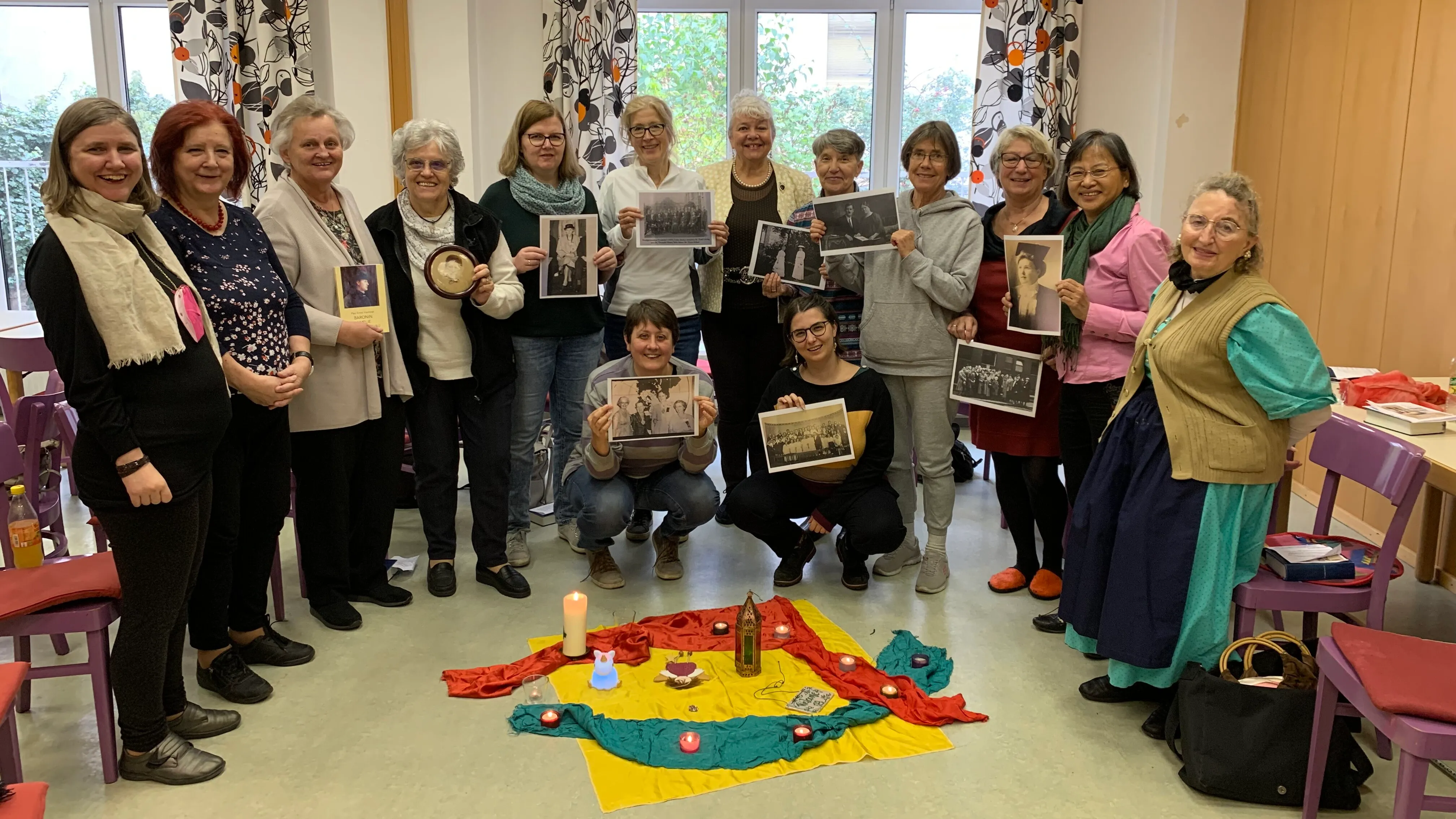Schätze der Geschichte(n) heben v.l.n.r.: Brigitte Prachner, Erika Prachner, Elisabeth Papauschek, Irene Fiala, Donata Persson, Irmi Reiner, Olga Papazova, Maira Ivanovsky, Gabi Helal, Maria Huber, Li Chiou, Burgi Pemwieser; vorne: Esther Handschin, Maria Sonnleithner