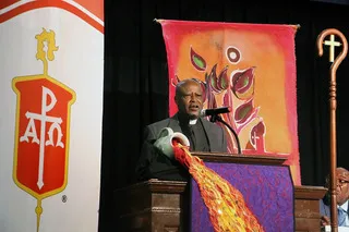 Emmanuel Katongole, katholischer Priester und Theologe, sprach vor dem methodistischen Bischofsrat über Herausforderungen, die Rassismus und stammesgebundene Politik für Christ:innen darstellen.