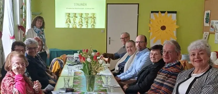Floridsdorfer G'mischter Satz zu "Staunen" v.l.n.r.: Hilde Burey, Traude Lastonersky, Irene Fiala, Erika Prachner, Ulrike Burkhardt-Kibitzki, Jörg Kibitzki, Ruth Armeanu, Edaurd Papazoff, Helli Schwartz, Harald Schwartz, Olga Papazova