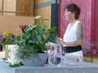 Margit Wallner liest das Grußwort von Brigitte Zinnburg, Vorsitzende des Ökumenischen Weltgebetstags der Frauen in Österreich