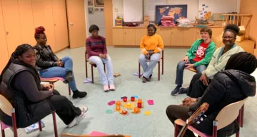 Miriam Asante, Barbara Schmitt, Savannah und Larissa Wahab, Mattis Mayr, Pearl Asante, Tracy Annin trafen sich am 1. November zur Jugendstunde mit Pastor Martin Obermeir-Siegrist