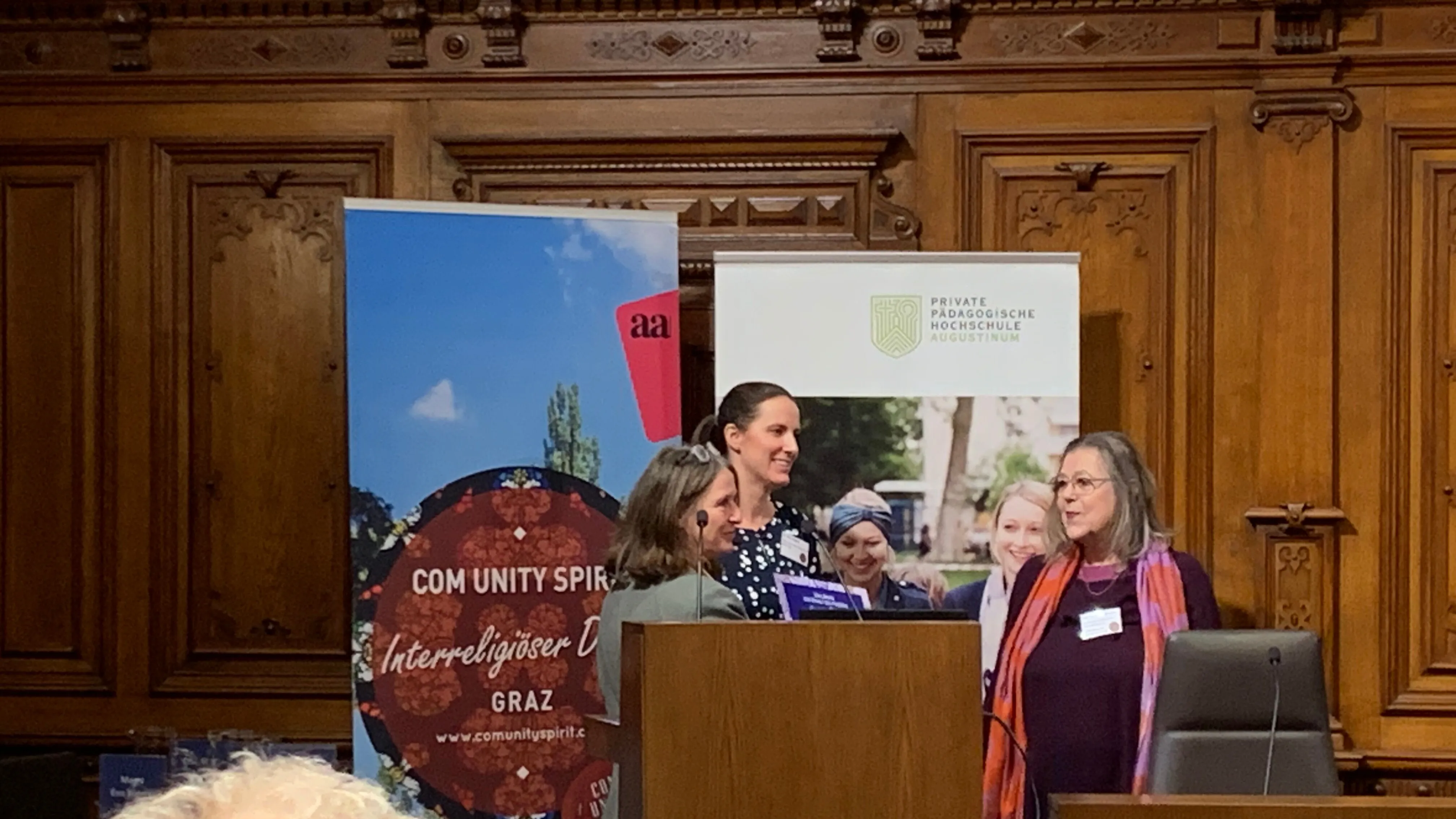 Ein Friedensstatement für Graz Übergabe an Bürgermeisterin Elke Kahr (l.) durch Dr. Lilian Suppan (m.) und Inge Brenner (r.) vom Interreligiösen Beirat
