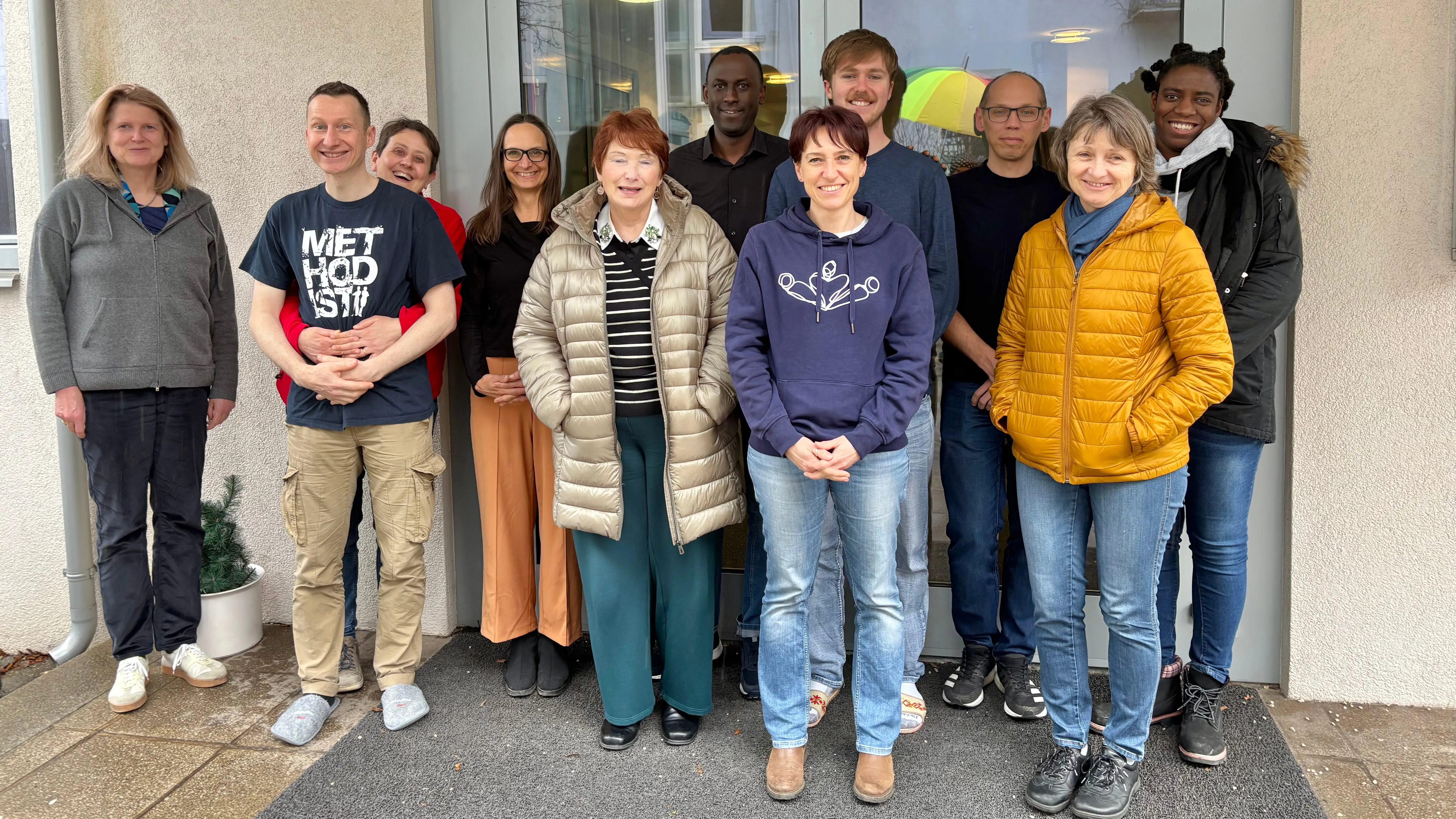 Fragen und Antworten rund ums Neue Testament Modul Neues Testament in Linz
v.l.n.r.: Jutta Henner (Referentin, Eike Nungesser, Esther Handschin, Martha Zilka, Jennifer Howe, Alexis Kajenjeri, Ute Frühwirth, Daniel Mohr, Ben Nausner, Sylvia Drexler, Doreen Ighama