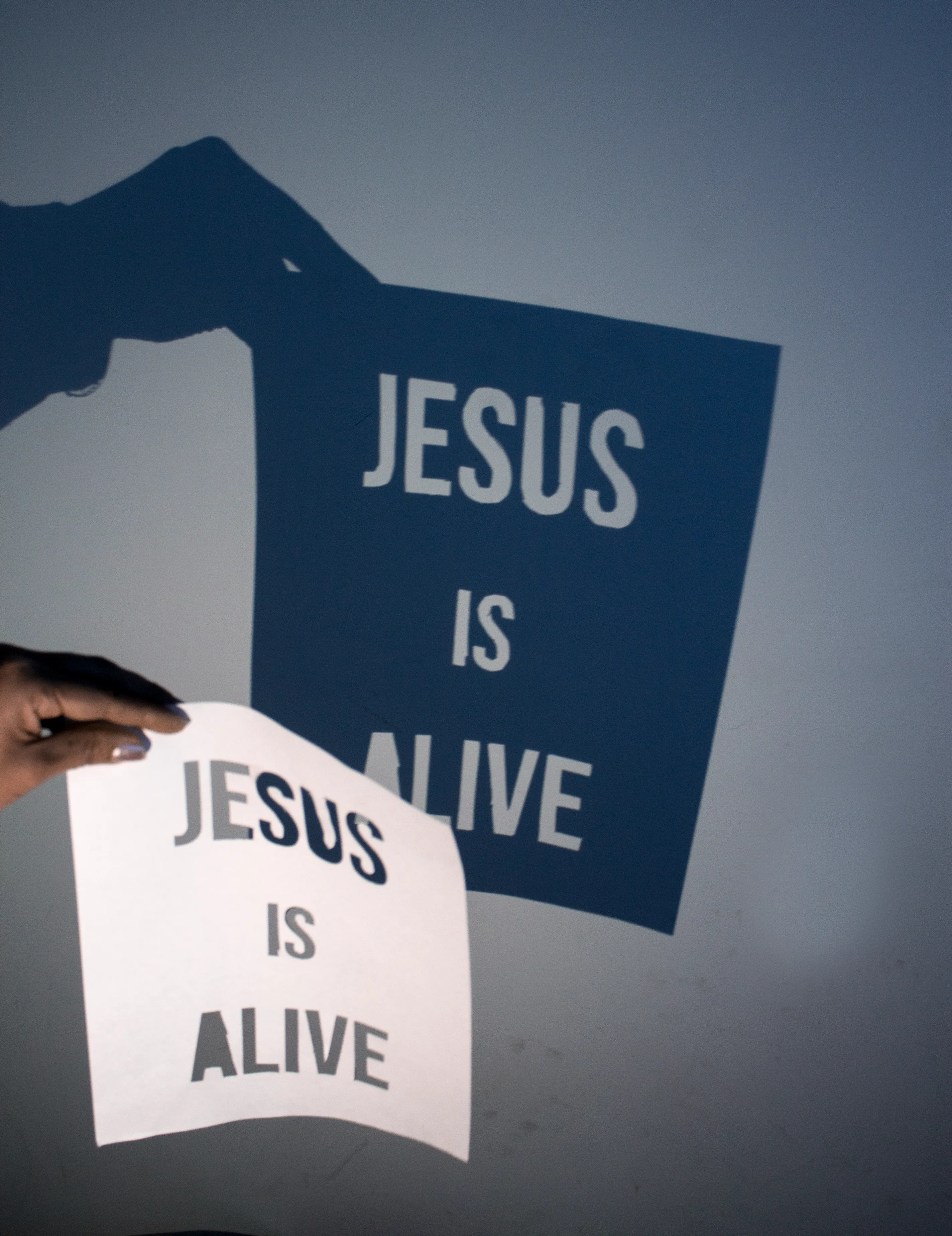Der Auferstandene Schriftzug "Jesus is alive"