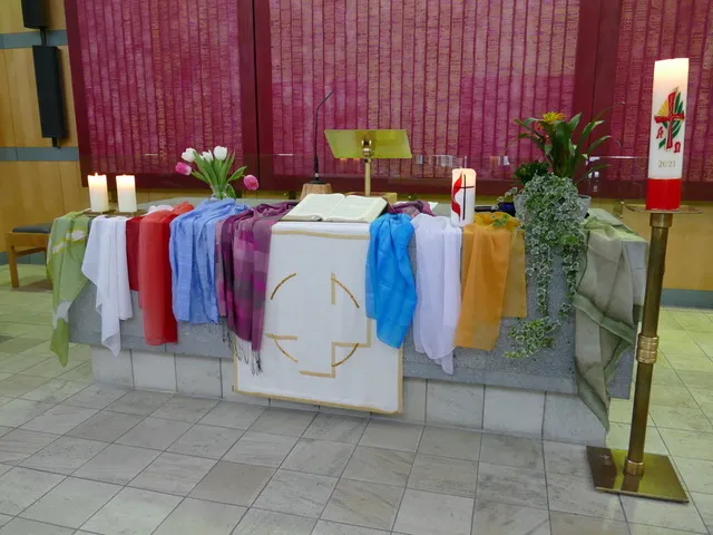 Ökumenischer Gottesdienst am 23.1.2022 in der EmK Salzburg geschmückter Altar, Regenbogen