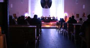 Beginn in der dunklen Kirche
