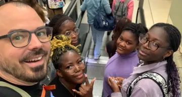 Pastor Martin Obermeir-Siegrist mit Barbara S., Tracy A. Miriam A. und Anita N. am Hauptbahnhof Salzburg