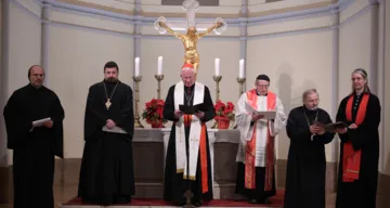 Segen:
(vlnr.) Pater Saliba Er (syrisch-orthodox), Erzpriester Dragan Eric (serbisch-orthodox), Erzbischof Franz Lackner (römisch-katholisch), Generalvikar Pfr. Martin Eisenbraun (altkatholisch), Erzpriester Dumitru Viezuianu (rumänisch-orthodox), Pastorin Dorothee Büürma (evangelisch-methodistisch)