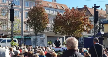 Pfarrer Matthias Weigold leitet den Gottesdienst