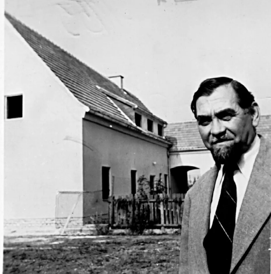 Ernst Nausner vor dem Pfarrhaus