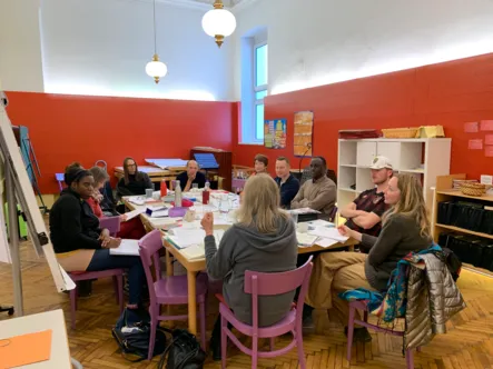 rechts herum: Jutta Henner (mir Rücken), Magdalena Bruckmüller, Daniel Mohr, Alexis Kajenjeri, Eike Nungesser, Jennifer Howe, Ben Nausner, Martha Zilka, (Ute Frühwirth verdeckt), Sylvia Drexler, Doreen Ighama