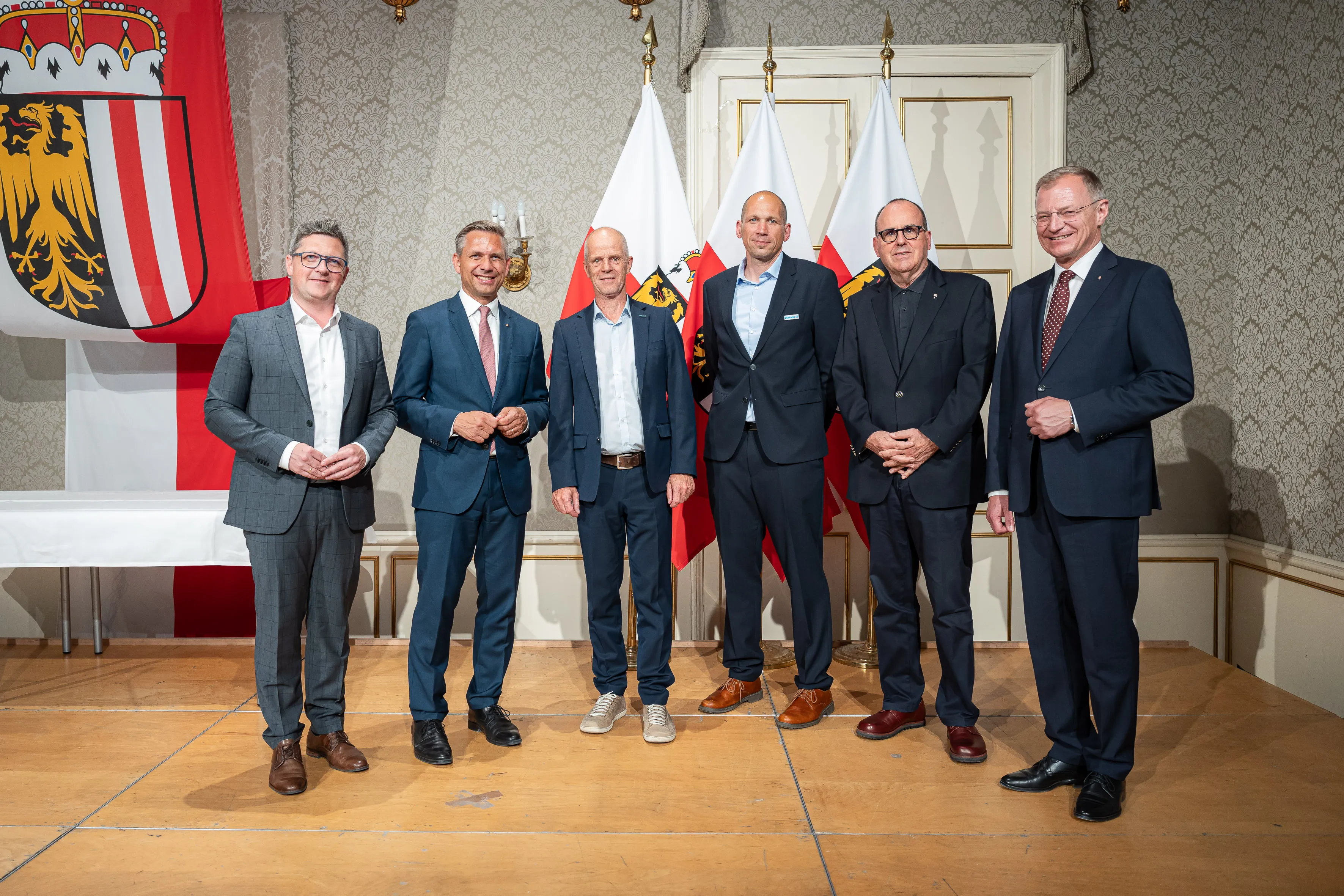 Hohe Ehrung für Geschäftsführer des Diakonie Zentrum Spattstraße Geschäftsführer des Diakonie Zentrum Spattstrasse Mag. Heinz Wieser (3. v.l) wurde von Landeshauptmann Mag. Thomas Stelzer mit dem Ehrentitel Konsulent für Soziales ausgezeichnet.