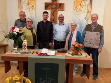 Foto nach dem Gottesdienst am 11.10.2026. Vlnr: Herbert (evang. AB), Maria Huber, Robert Stroia, Pastor Martin Obermeir-Siegrist, Helga Schmid (evang. AB), Werner Redtenbacher