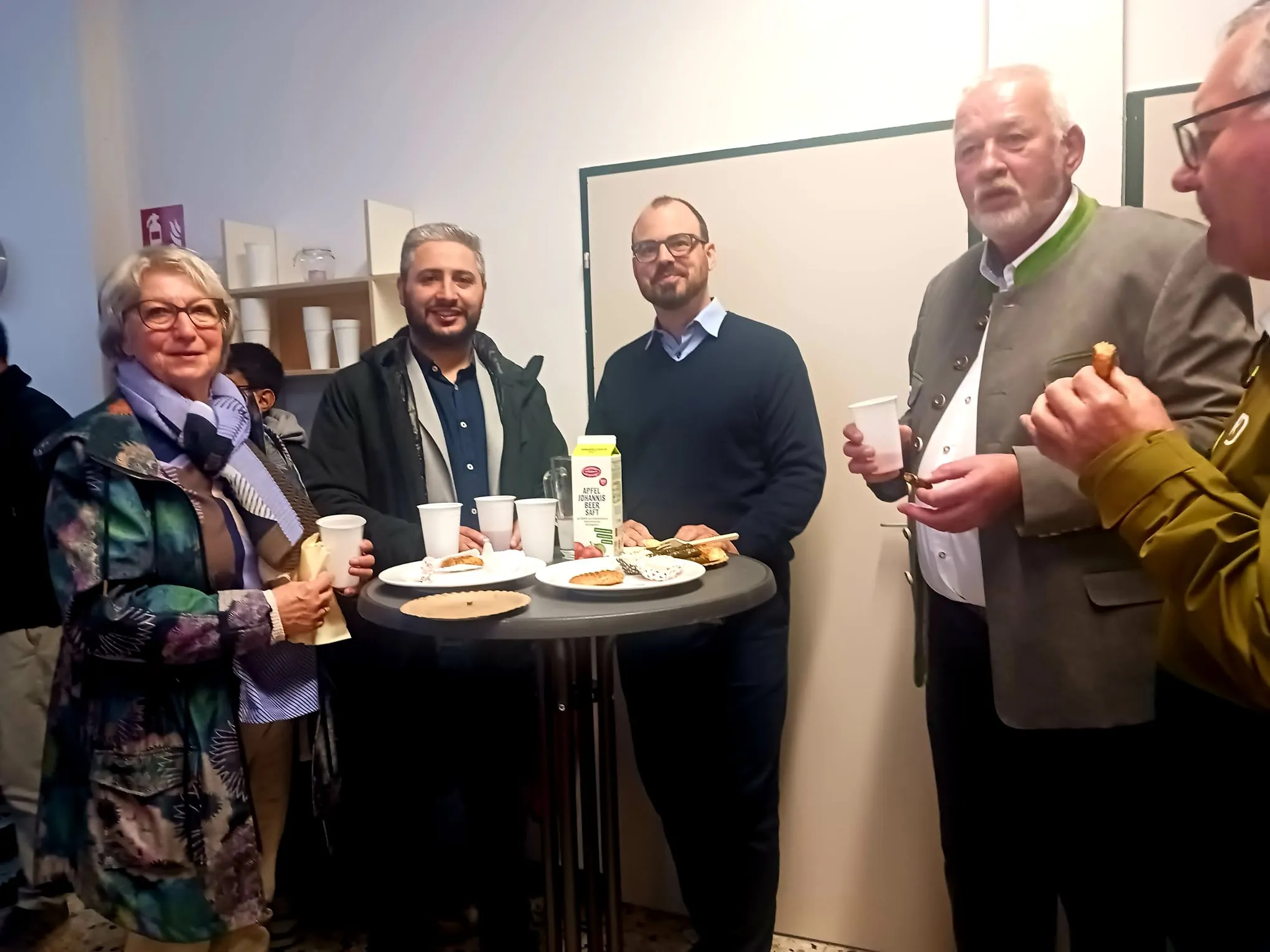 Agape in den Räumen der Stadtpfarre Ried. Vlnr: Maria Huber (EmK), Mustafa Sağıroğulları (ATIB Ried), Didi Seifriedsberger (NAK)