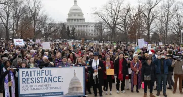 Teilnehmer:innen des Protestmarsches versammeln sich mit Bannern und Schildern vor dem Kapitol der Vereinigten Staaten, um für die Rechte von Migrant:innen zu demonstrieren.