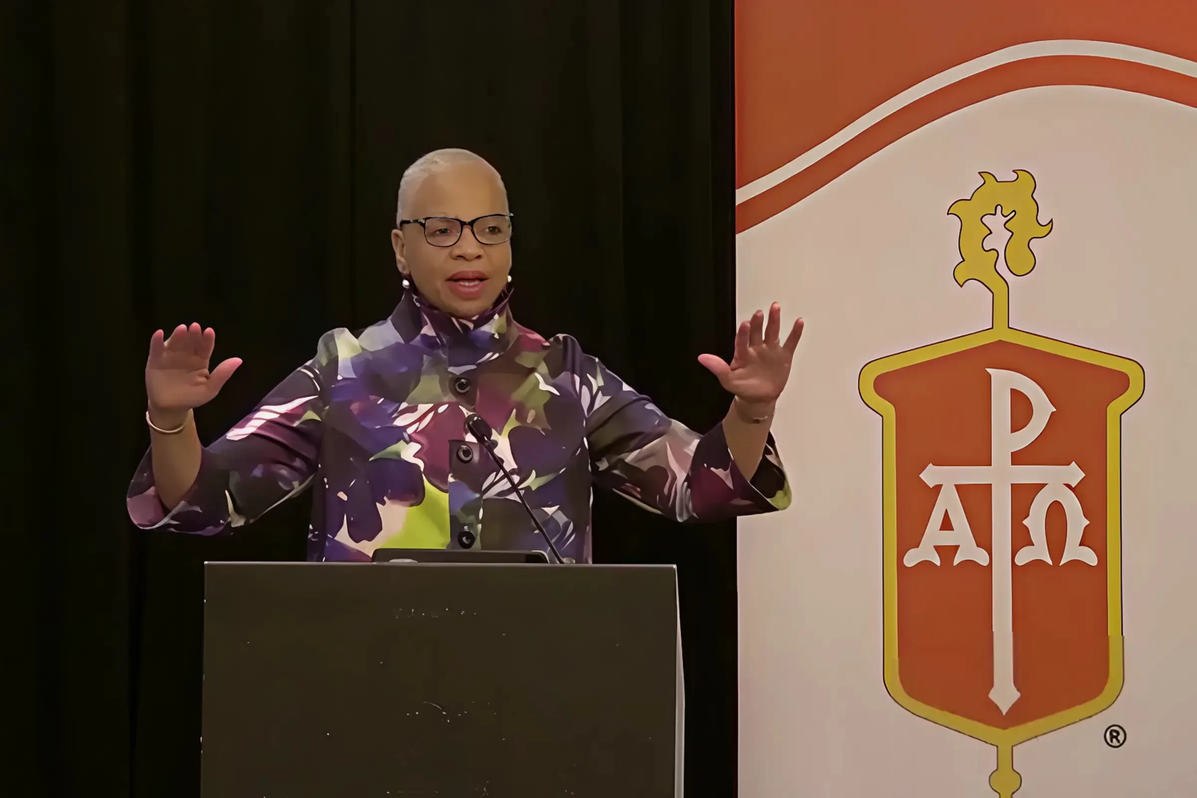 Bischöfin Tracy S. Malone während ihrer Ansprache vor dem Bischofsrat am 28. April 2025 in Chicago.