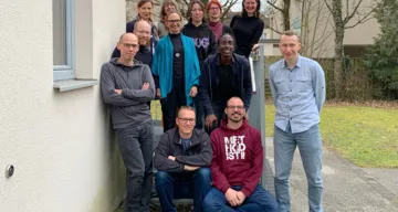 letzte Reihe: Ilse Wieser (Salzburg), Gabi Rehbogen (Salzburg), Karoline Gross (Graz), Pastorin Anke Neuenfeldt (München), Pastorin Dorothee Büürma (Salzburg)
mittlere Reihe: Bernhard Lasser (Wien-Fünfhaus), Martha Zilka (Wien-Fünfhaus), Nimrod Kajenjeri (Wien-Floridsdorf)
vordere Reihe: Ben Nausner (Wien-Fünfhaus), Stephan Nausner (Wien-Fünfhaus), Pastor Martin Obermeir-Siegrist (Linz-Ried), Eike Nungesser (Wien-Fünfhaus)