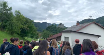 Jugendwoche 2021 Gruppe wandert Richtung Burgruine