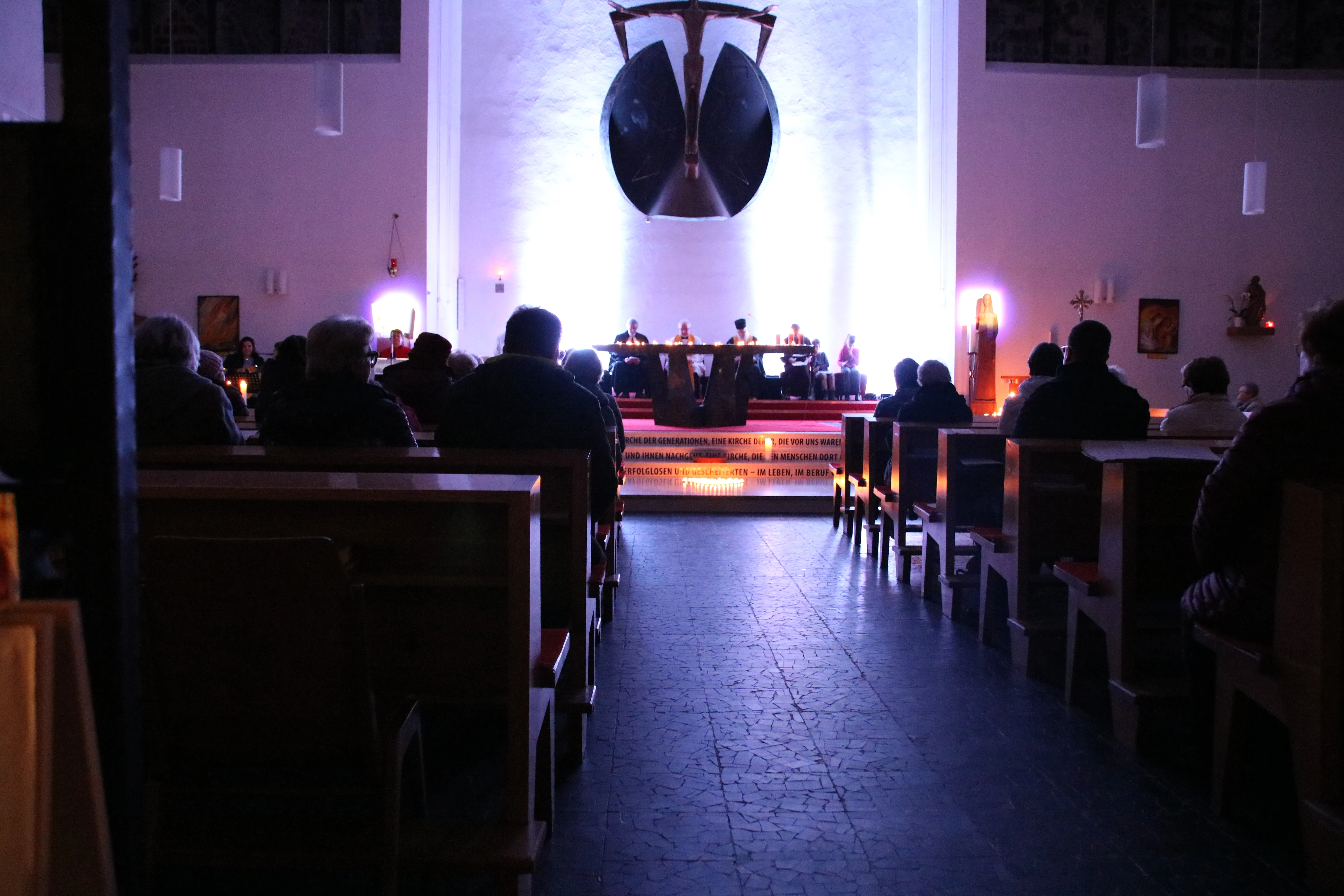 Richte unsere Füße auf den Weg des Friedens Beginn in der dunklen Kirche