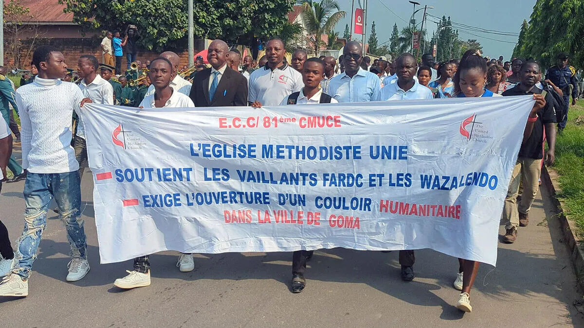 Kirchen stärken Friedensinitiativen im Kongo Junge Menschen bei einer Friedenskundgebung in Kindu, DR Kongo, Anfang Februar. Sie demonstrieren für den Frieden im Ostkongo.