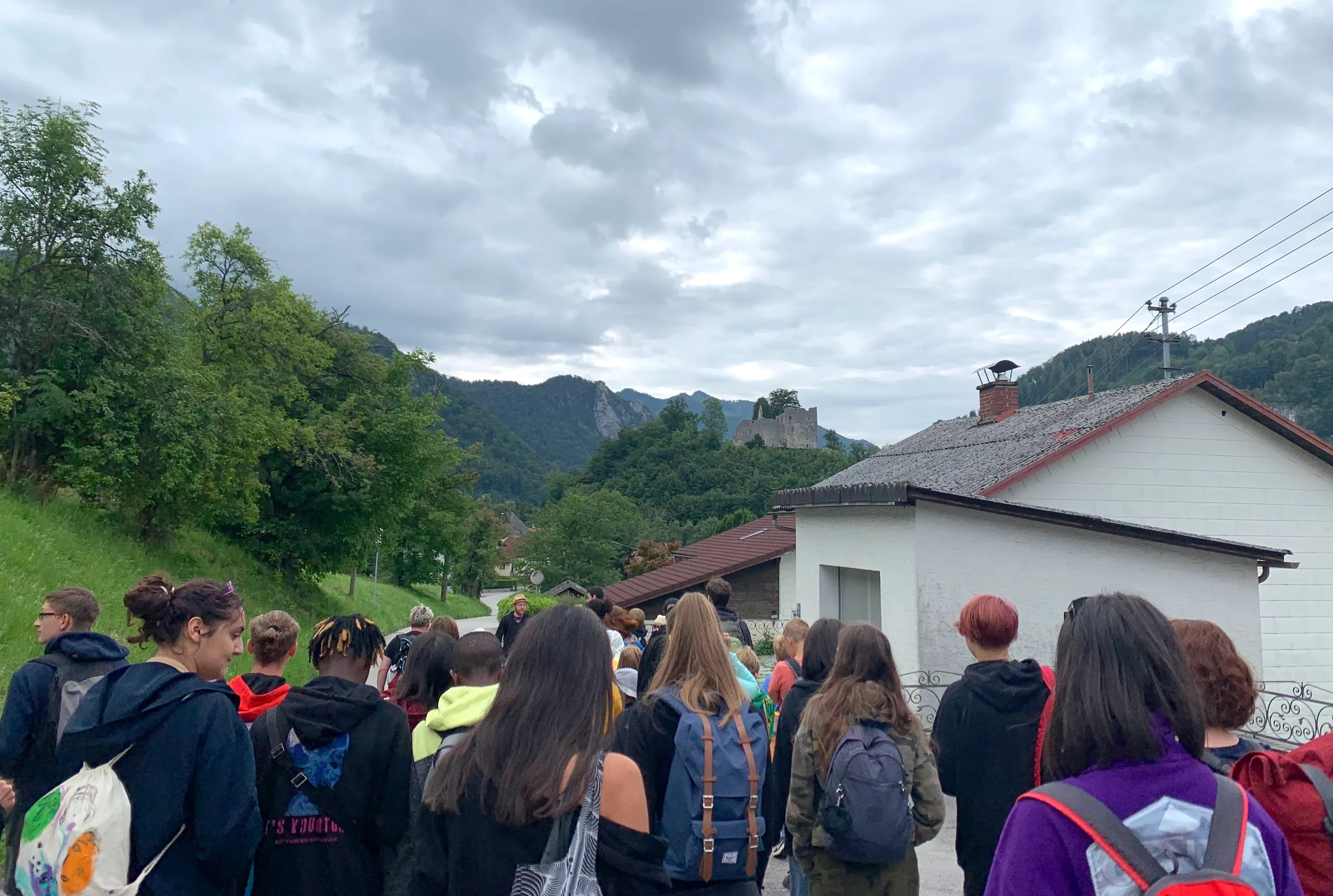 Jugendwoche 2021 Gruppe wandert Richtung Burgruine