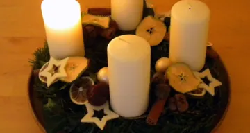 Adventkranz mit 1. Kerze entzündet