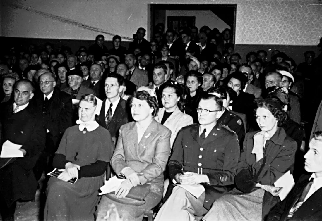 Gemeinde bei der Kirchweihe