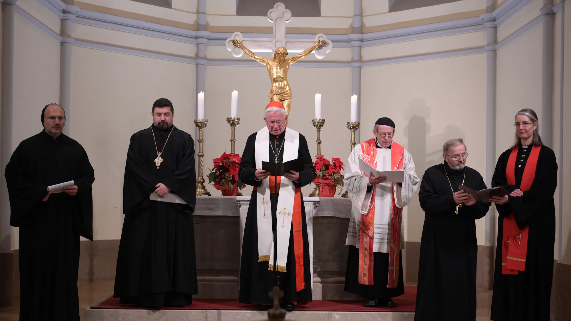 Segen:
(vlnr.) Pater Saliba Er (syrisch-orthodox), Erzpriester Dragan Eric (serbisch-orthodox), Erzbischof Franz Lackner (römisch-katholisch), Generalvikar Pfr. Martin Eisenbraun (altkatholisch), Erzpriester Dumitru Viezuianu (rumänisch-orthodox), Pastorin Dorothee Büürma (evangelisch-methodistisch)