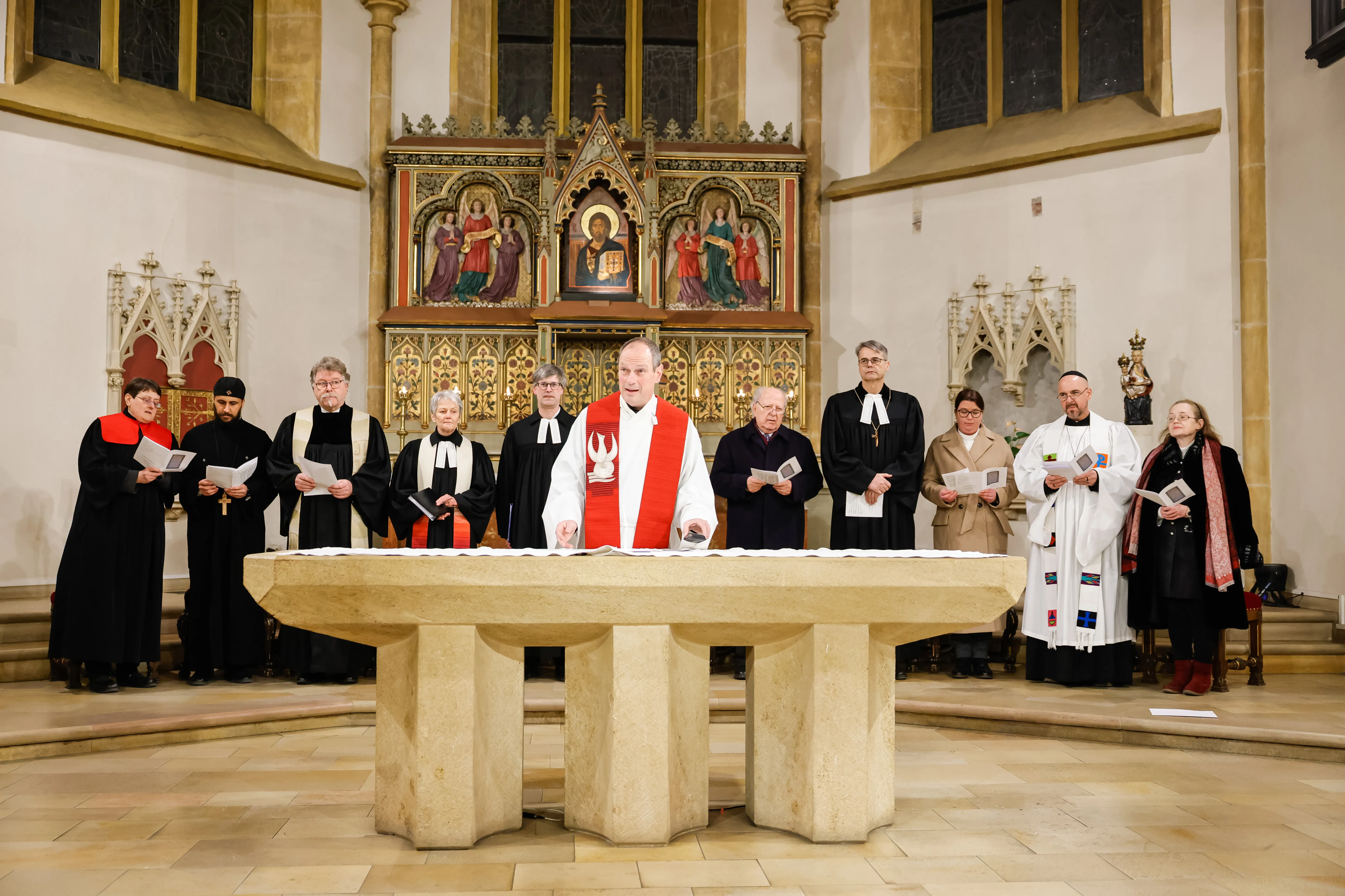 Vertreter*innen der Ökumene, v.l.n.r.: Esther Handschin, Pater Pawely, Bruno Gasper, Sabine Maurer, Matthias Weigold, Ewald Pristavec, Grigorios Larentzakis, Wolfgang Rehner, Stefanie Schwarzl-Ranz, Samuel Ebner, Michaela Al Yazdi-Kreuchauf