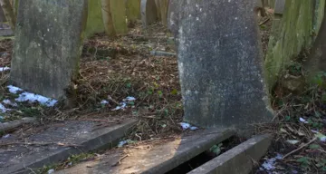 Offenes Grab und Sonne am Highgate cemetry in London