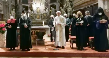 Es sei beschämend, "dass die von den Politikern versprochene humanitäre Hilfe für die Flüchtlingslager in den Ländern des Nahen Ostens eine Worthülse bleibt", kritisierte die methodistische Pastorin Esther Handschin (l.) in ihrer Predigt. Foto: Manu Nitsch