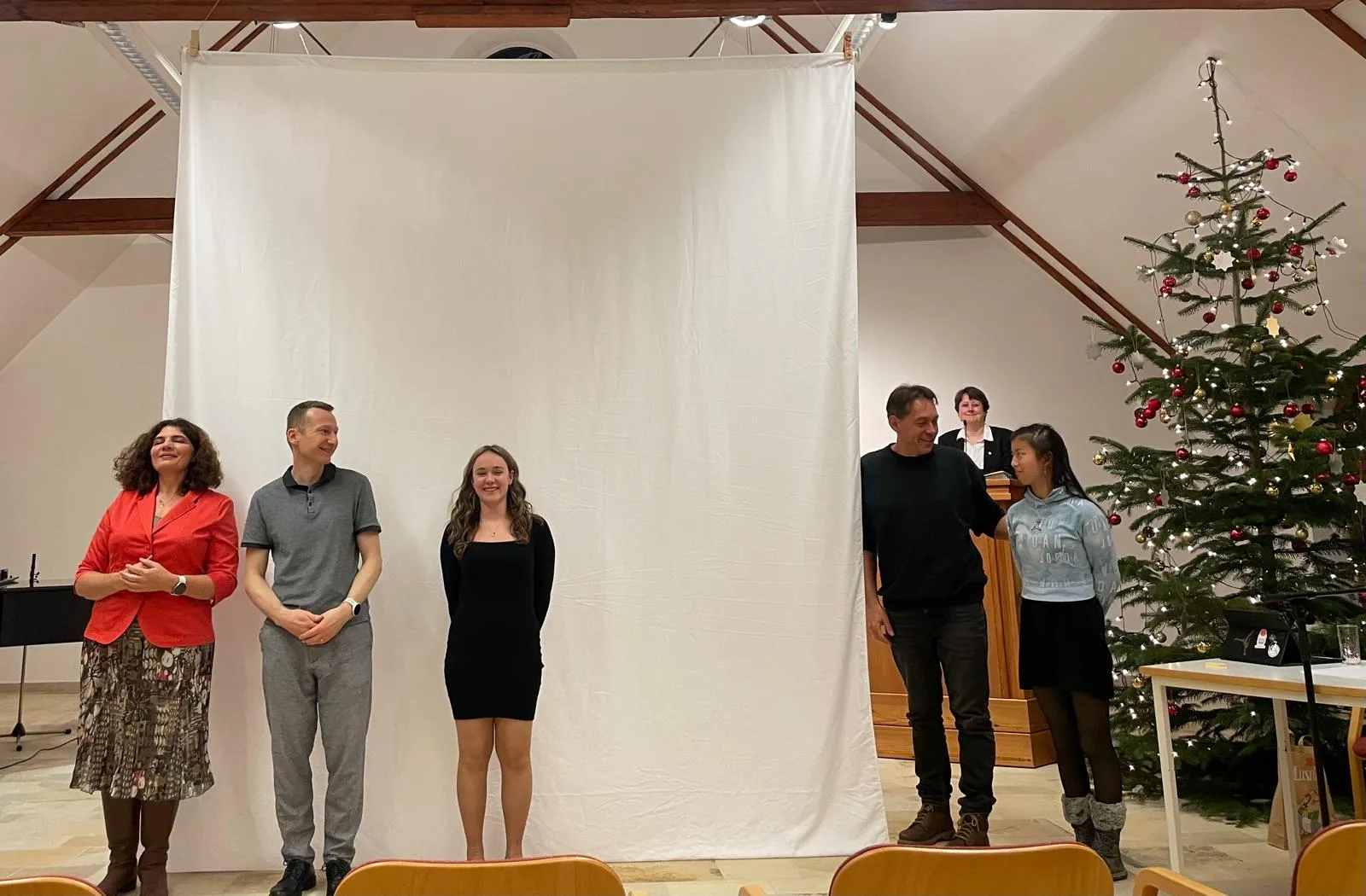 Krippenspiel als Gesamtkunstwerk erweitertes Kinderteam (v.l.n.r.): Lena Kessler, Eike Nungesser, Lena Frühwirth, Andy Weissenbrunner, Yireh Liu; im Hintergrund: Esther Handschin