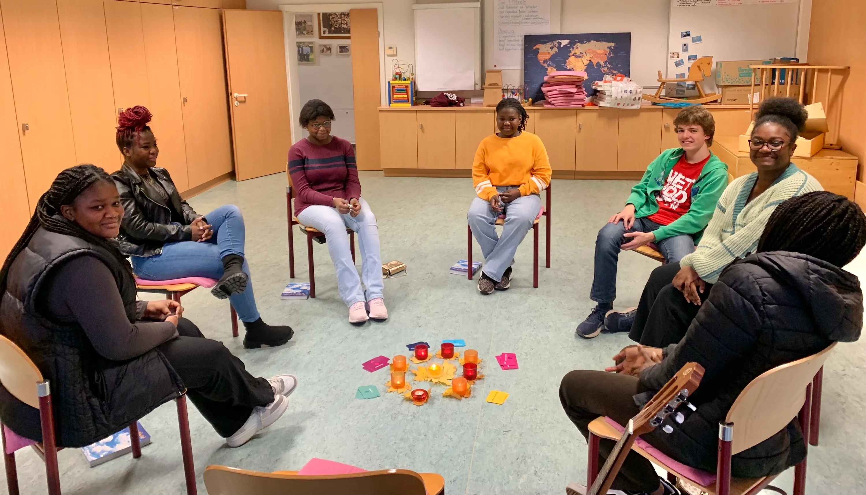 Miriam Asante, Barbara Schmitt, Savannah und Larissa Wahab, Mattis Mayr, Pearl Asante, Tracy Annin trafen sich am 1. November zur Jugendstunde mit Pastor Martin Obermeir-Siegrist