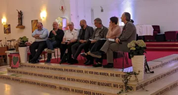 Emmanouil Drylerakis (griech-orth. Religionslehrer an der De la Salle Schule Strebersdorf), Pfarrer Bernhard Petri-Hasenöhrl (evang. Pfarrgemeinde Weisselgasse), Majorin Heidi Oppliger (Heilsarmee), Pfarrer Ferenc Simon (röm.-kath. Dechant 2./20. Bezirk), Pfarrer Thomas Wetschka (altkatholischer Pfarrer 20. Bezirk), Pastorin Esther Handschin (evang.-meth. Kirche Bahnsteggasse), Diakon Paul Hösch (Pfarre Cyrill&Method Stammersdorf)