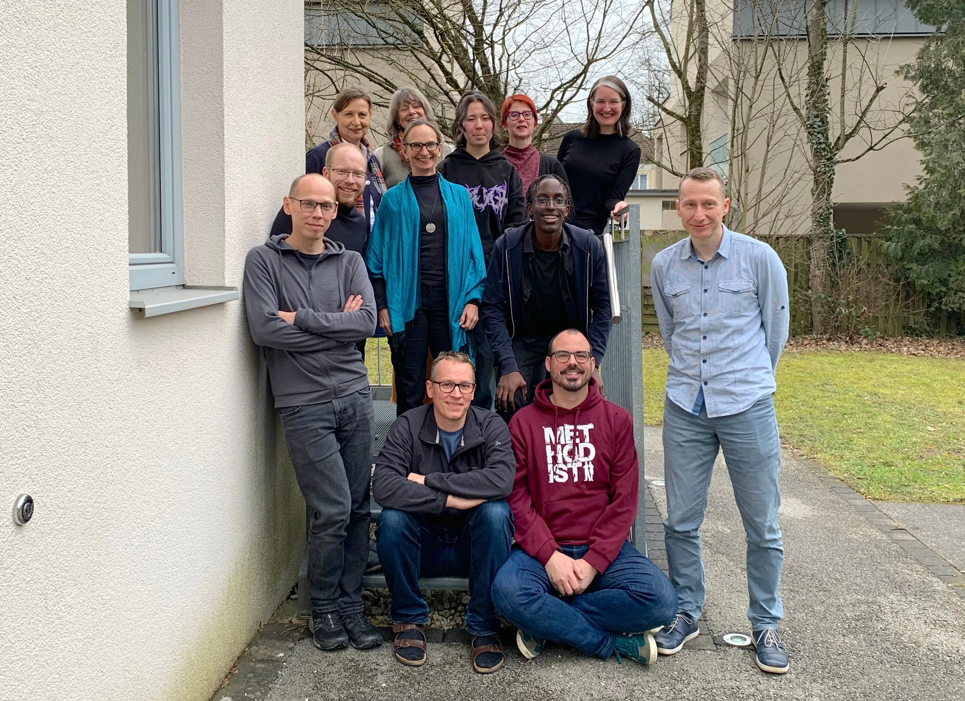 letzte Reihe: Ilse Wieser (Salzburg), Gabi Rehbogen (Salzburg), Karoline Gross (Graz), Pastorin Anke Neuenfeldt (München), Pastorin Dorothee Büürma (Salzburg)
mittlere Reihe: Bernhard Lasser (Wien-Fünfhaus), Martha Zilka (Wien-Fünfhaus), Nimrod Kajenjeri (Wien-Floridsdorf)
vordere Reihe: Ben Nausner (Wien-Fünfhaus), Stephan Nausner (Wien-Fünfhaus), Pastor Martin Obermeir-Siegrist (Linz-Ried), Eike Nungesser (Wien-Fünfhaus)