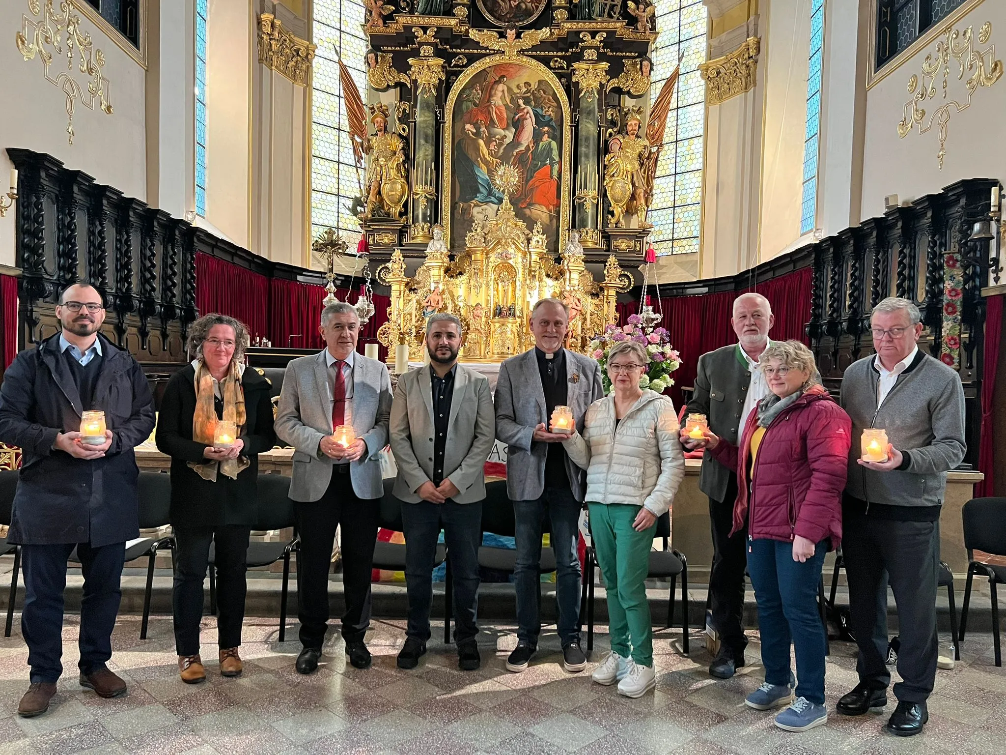 Interreligiöses Gebet für Gerechtigkeit Mitwirkende des Interreligiösen Gebets für Gerechtigkeit, vlnr: Martin Obermeir-Siegrist (EmK), Sabine Schmidseder (Bahá'í), Imam und Mustafa Sağıroğulları (muslimisch/ATIB Ried), Klaus Schwarzgruber und Renate Bespaletz (altkatholisch), Didi und ? Seifriedsberger (NAK), Rupert Niedl (römisch-katholisch)