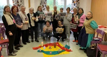 v.l.n.r.: Brigitte Prachner, Erika Prachner, Elisabeth Papauschek, Irene Fiala, Donata Persson, Irmi Reiner, Olga Papazova, Maira Ivanovsky, Gabi Helal, Maria Huber, Li Chiou, Burgi Pemwieser; vorne: Esther Handschin, Maria Sonnleithner