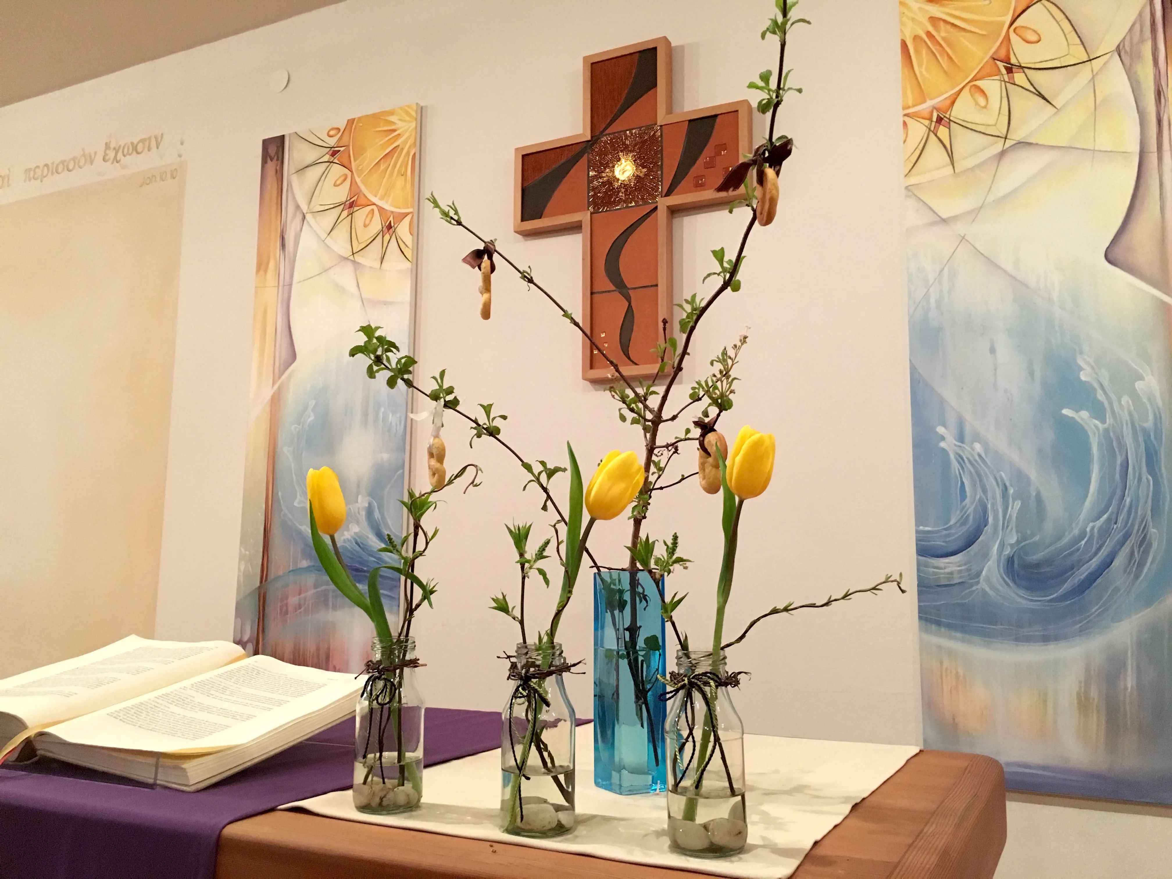 Der Kirchenraum im Evangelischen Gemeindezentrum mit Tulpen und Frühlingszweigen geschmückt