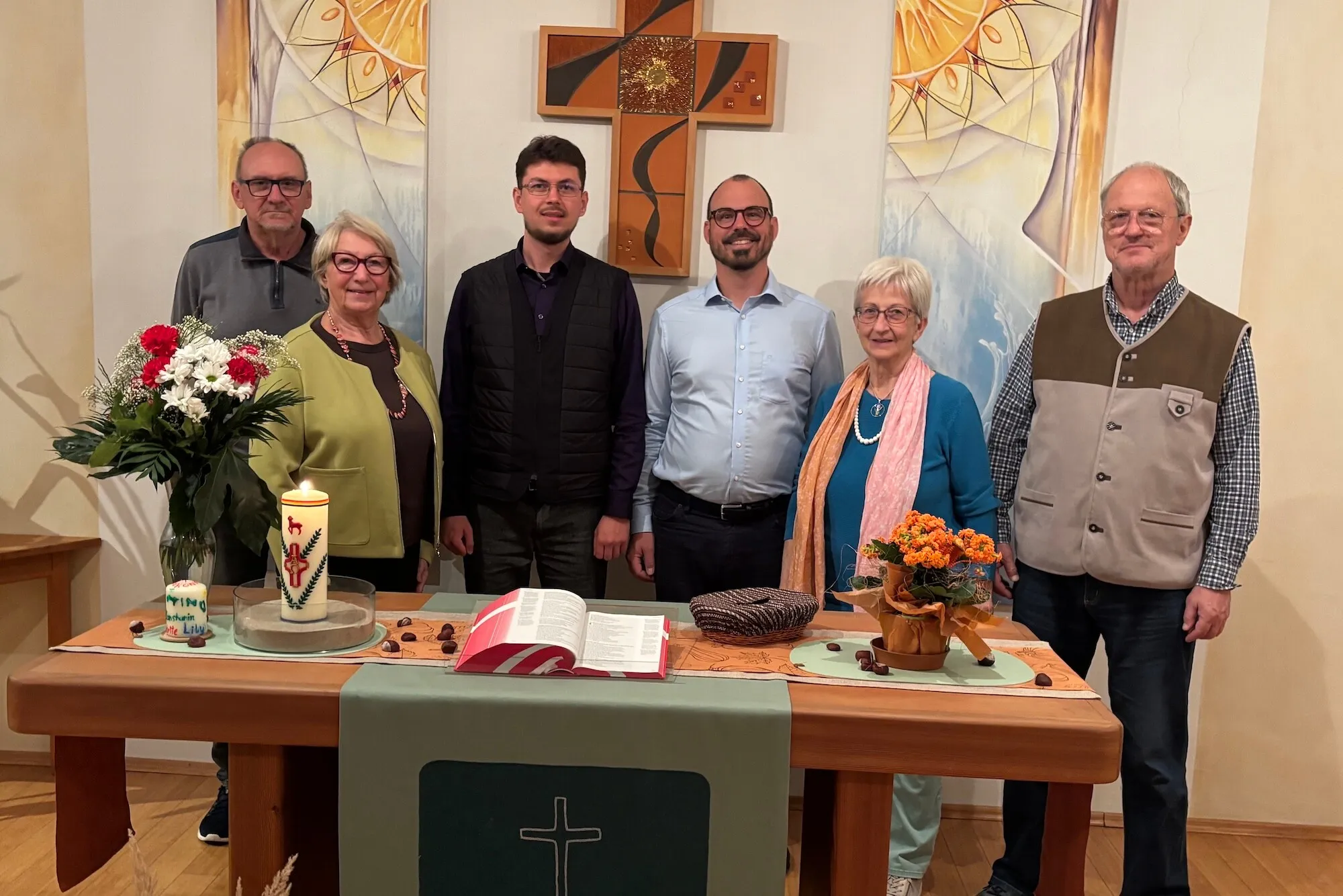 Foto nach dem Gottesdienst am 11.10.2026. Vlnr: Herbert (evang. AB), Maria Huber, Robert Stroia, Pastor Martin Obermeir-Siegrist, Helga Schmid (evang. AB), Werner Redtenbacher
