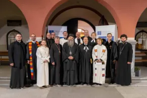 Ökumenischer Gottesdienst in in der Serbisch-orthodoxen Kirche in Linz am 25. Jänner 2023

V. l.: Diakon Nemanja Micic (Serbisch-orthodoxe Kirche), Pastor Martin Obermeir-Siegrist (Evangelisch-methodistische Kirche), Ökumene-Referentin Gudrun Becker (Römisch-katholische Kirche), Pfarrer Sorin Bugner (Rumänisch-orthodoxe Kirche), Kurator Johann Lamb (Evangelische Kirche H. B.), Bischof Manfred Scheuer (Römisch-katholische Kirche), Dompfarrer Maximilian Strasser (Römisch-katholische Kirche), Bischof Andrej Ćilerdžić (Serbisch-orthodoxe Kirche), Pfarrer Samuel Ebner (Altkatholische Kirche), Superintendent Gerold Lehner (Evangelische Kirche A. B.), Pfarramtskandidatin Imke Marie Friedrichsdorf (Evangelische Pfarrgemeinde A. B. Linz – Innere Stadt), Vikarin Elisabeth Steinegger (Altkatholische Kirche), Pastor Alexander Strecker (Baptistengemeinde), Pfarrer Stefan Lungeanu (Rumänisch-orthodoxe Kirche).