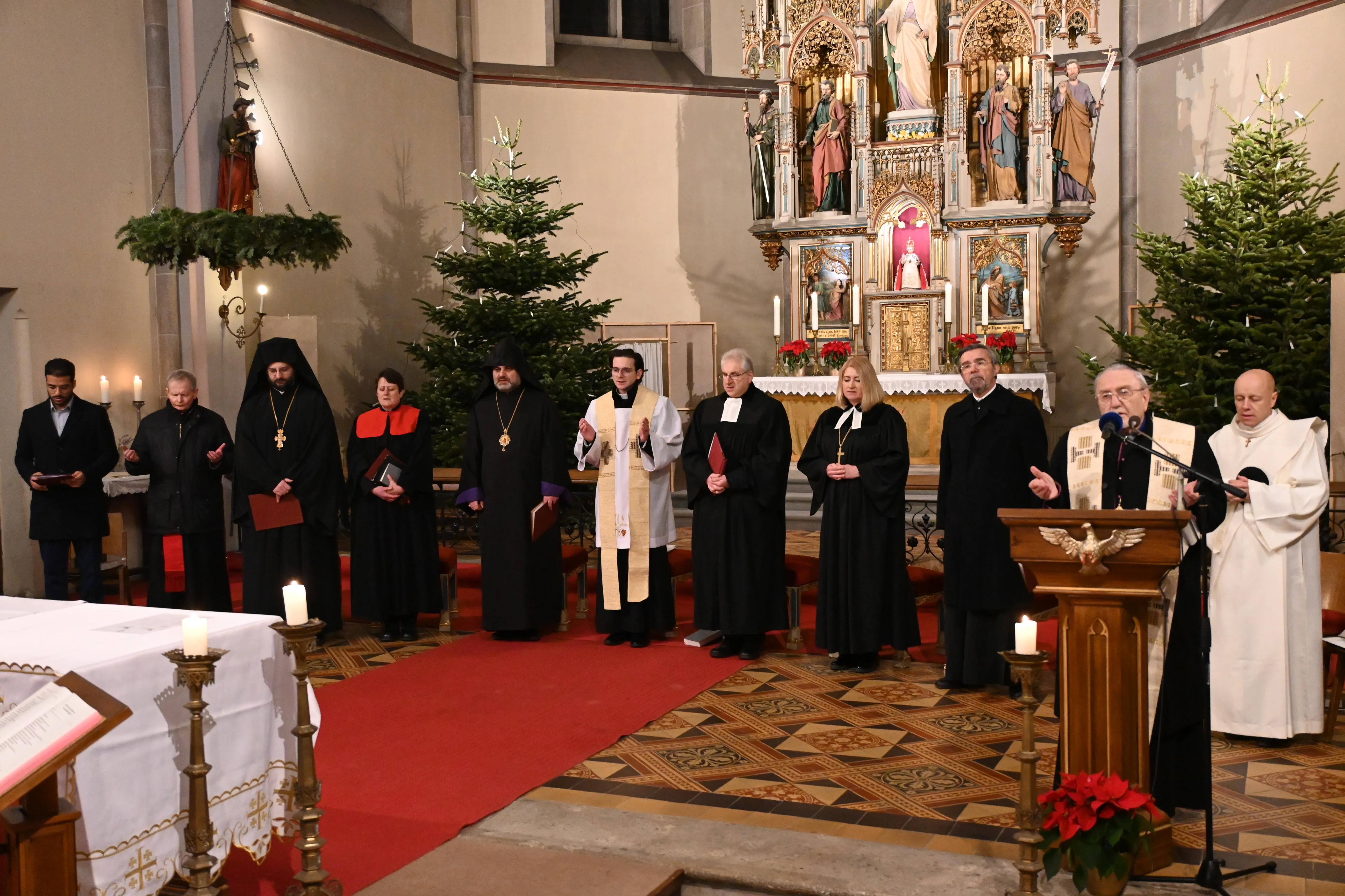 Umkehr ermöglicht neues Leben Mitwirkende, von links nach recht: Dr. Georg (Koptische Kirche), Rev. Patrick Curran (Anglikanische Kirche), Pater Athanasius Buk (Griechisch-orthodoxe Kirche), Pastorin Esther Handschin (Evangelisch-methodistische Kirche), Bischof Tiran Petrosyan (Armenisch-apostolische Kirche), Kaplan Pater Matthias Cepielik CM (Röm.-kath. Pfarre St. Josef-Weinhaus), Landessuperintendent Thomas Hennefeld (Evang. H.B.), Oberkirchenrätin Ingrid Bachler (Evang. A.B.), Bischofsvikar Nicolae Dura (Rumänisch-orthodoxe Kirche), Chorepiskopus Emanuel Aydin (Syrisch-orthodoxe Kirche), Diakon Walter Fürsatz (Altkatholische Kirche)