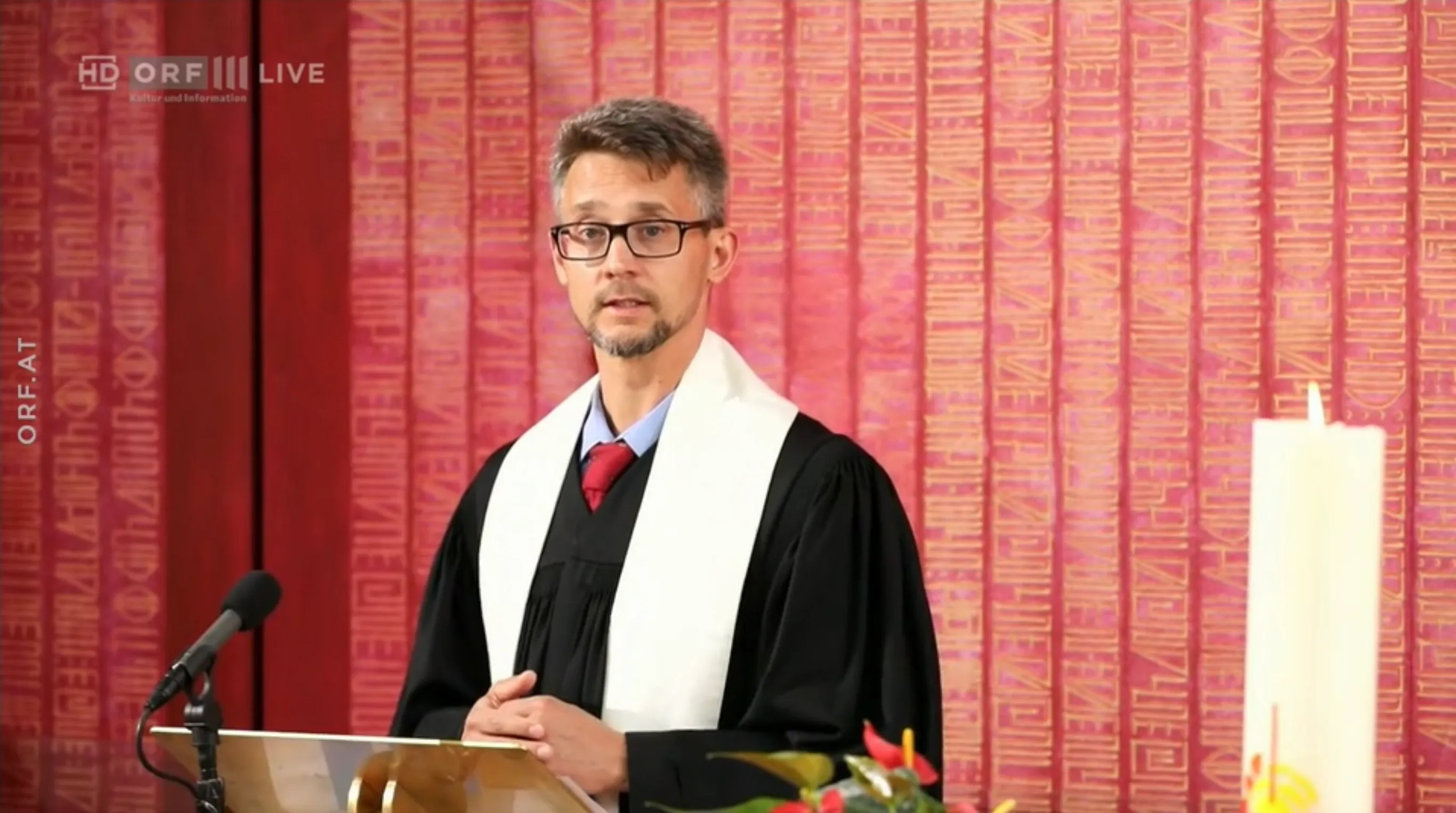 Superintendent Stefan Schröckenfuchs predigt in der EmK Salzburg im Rahmen eines TV-Gottesdients