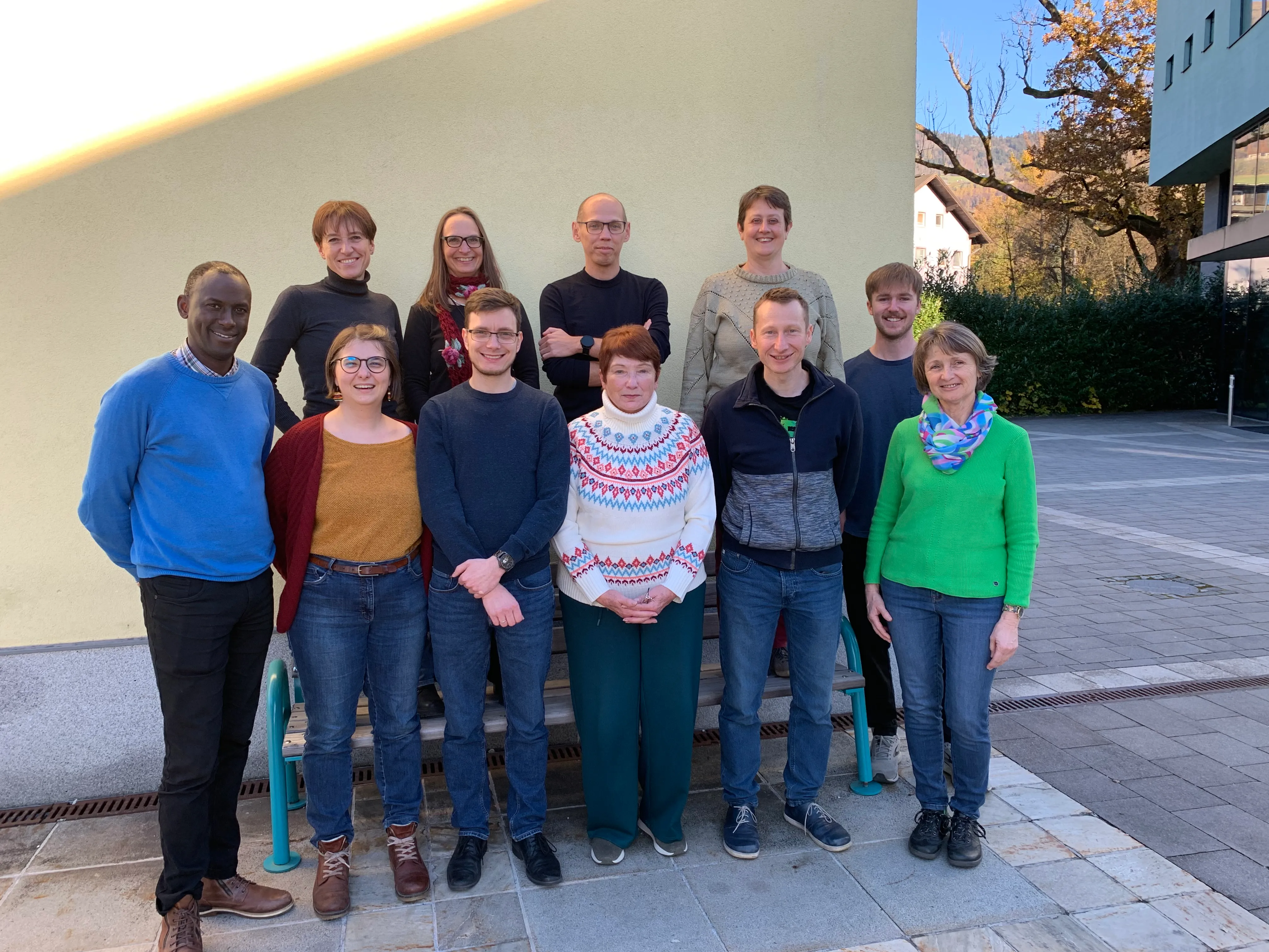 Teilnehmende, vordere Reihe (v.l.n.r.): Alexis Kajenjeri, Maria Sonnleithner, Alexander Mühlberger, Jennifer Howe, Eike Nungesser, Sylvia Drexler;
hintere Reihe (v.l.n.r.): Ute Frühwirth, Martha Zilka, Ben Nausner, Esther Handschin