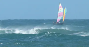 Zwei Segelboote auf dem Meer