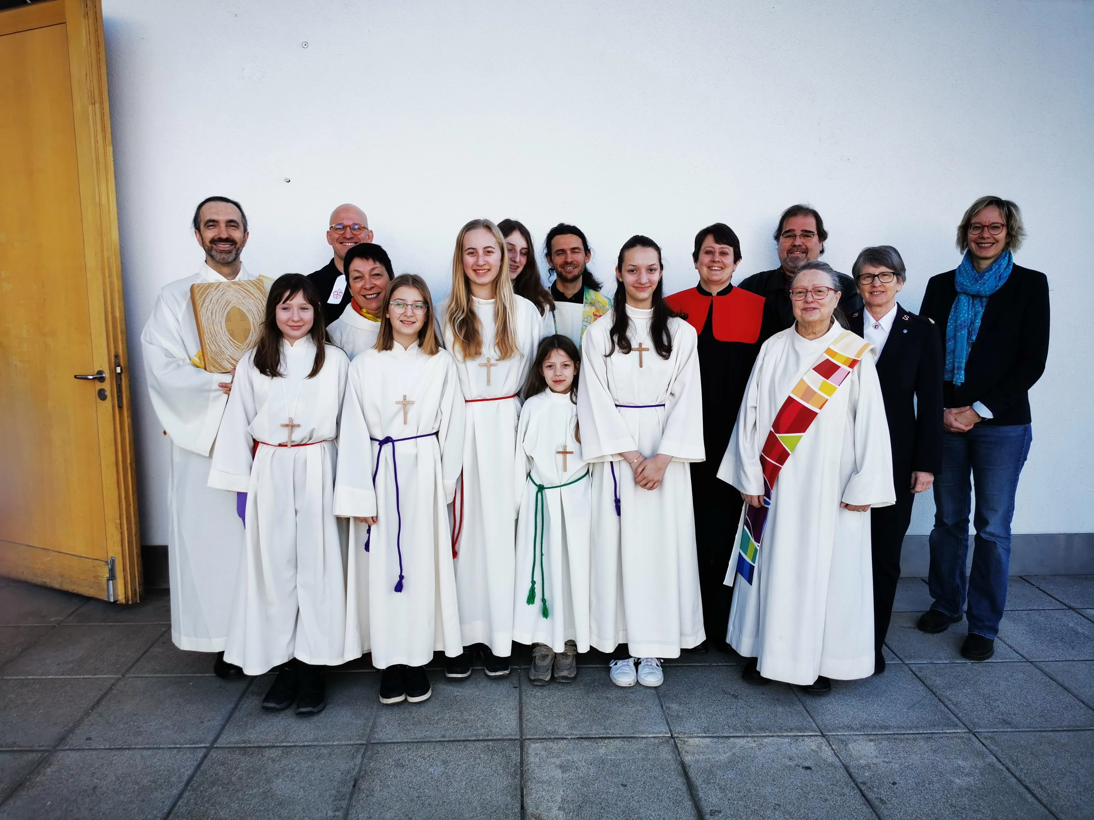 Handle danach und du wirst leben von links nach rechts: Diakon Paul Hösch (Cyrill&Method), Pfarrer Bernhard Petri-Hasenöhrl (Weisselgasse), davor: Seelsorgerin Regina Nonnis, Pfarrer Joseph Bolin (Cyrill&Method), Pastorin Esther Handschin (Bahnsteggasse), Christoph Steiner (altkath.), Diakonin Eva Repits (altkath.), Majorin Rita Leber (Heilsarmee), Jutta Embacher (Weisselgasse)