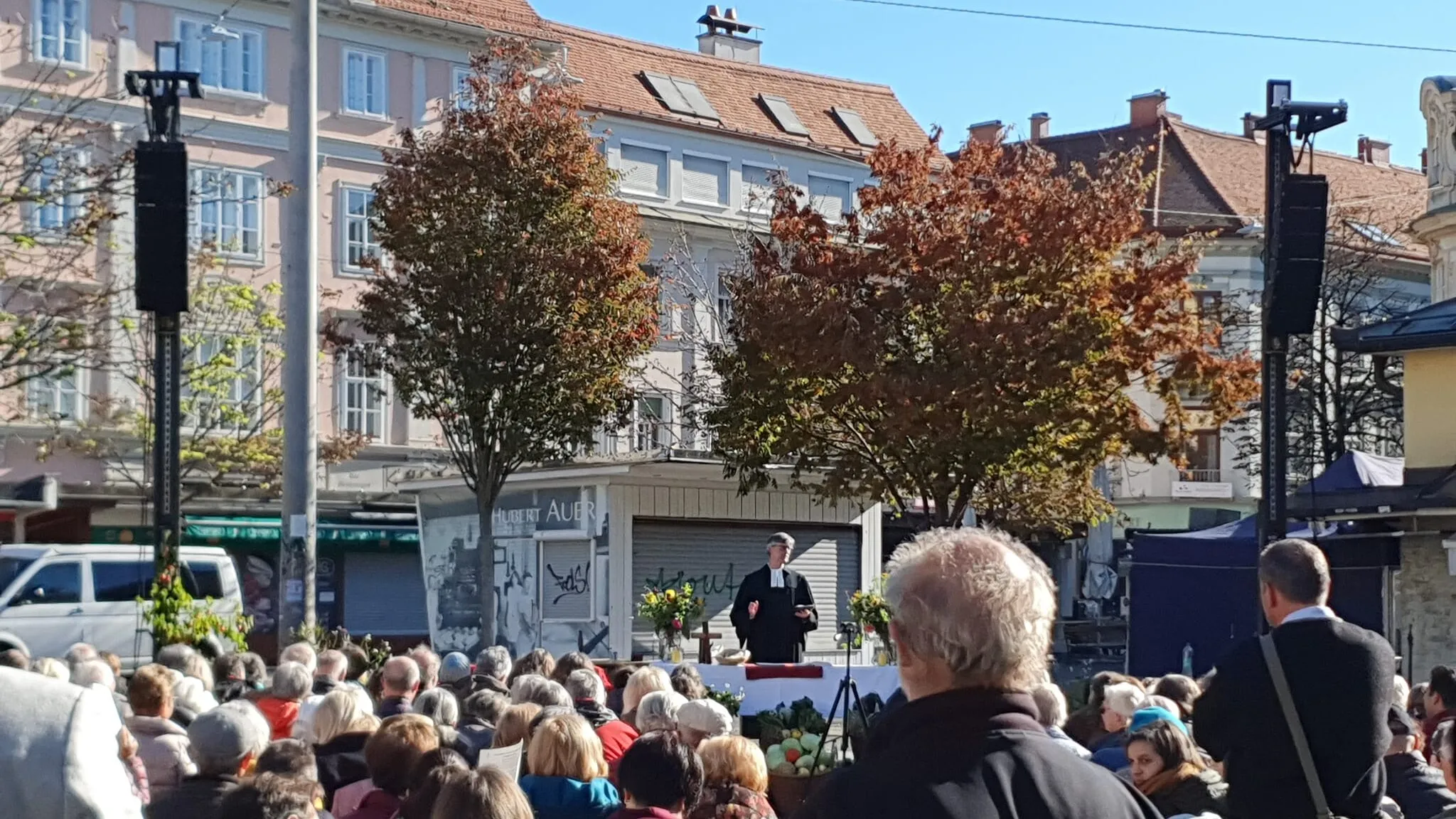 Pfarrer Matthias Weigold leitet den Gottesdienst