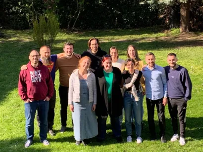 Mitglieder der Arbeitsgruppe Kinder und Jugend der Zentralkonferenz Mittel- und Südeuropa während ihres Treffens in Budapest 11.-13.04.2025. V.l.n.r: Martin Obermeir-Siegrist (A), Damian Szczepańczyk (PL), Dániel Vadászi (HU), Daniela Stoilkova (MKD), Simon Zürcher (CH), Sarah Putman (RO/USA), Leah Harper (RO/USA), Ivana Pastor (SRB), Johanna Pásztor (HU), Gjergj Lushka (ALB), Shyqyri Muço (ALB).