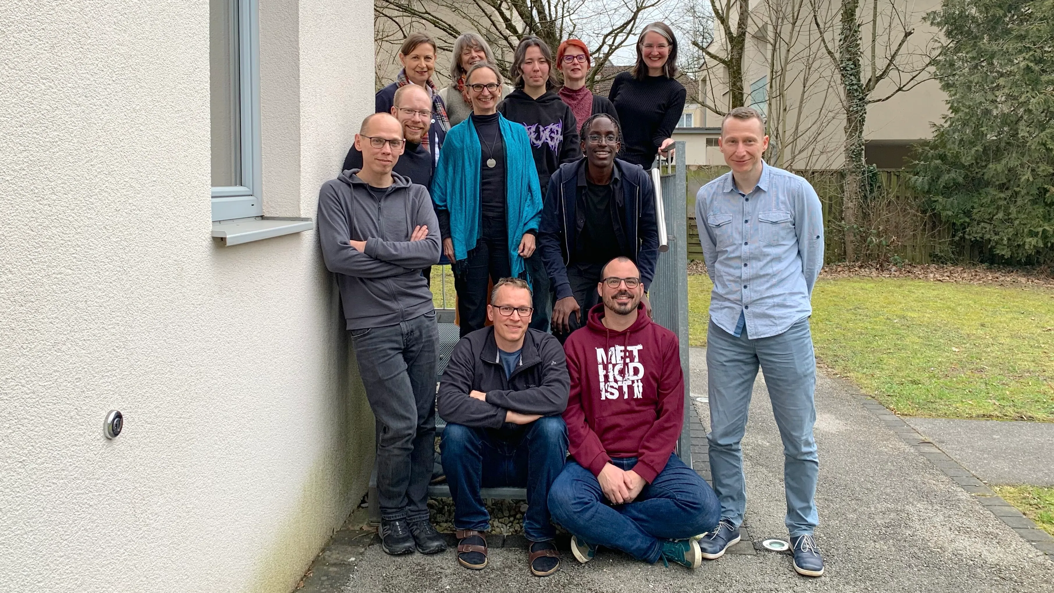 Tag zur Vernetzung in der Arbeit mit Kindern letzte Reihe: Ilse Wieser (Salzburg), Gabi Rehbogen (Salzburg), Karoline Gross (Graz), Pastorin Anke Neuenfeldt (München), Pastorin Dorothee Büürma (Salzburg)
mittlere Reihe: Bernhard Lasser (Wien-Fünfhaus), Martha Zilka (Wien-Fünfhaus), Nimrod Kajenjeri (Wien-Floridsdorf)
vordere Reihe: Ben Nausner (Wien-Fünfhaus), Stephan Nausner (Wien-Fünfhaus), Pastor Martin Obermeir-Siegrist (Linz-Ried), Eike Nungesser (Wien-Fünfhaus)